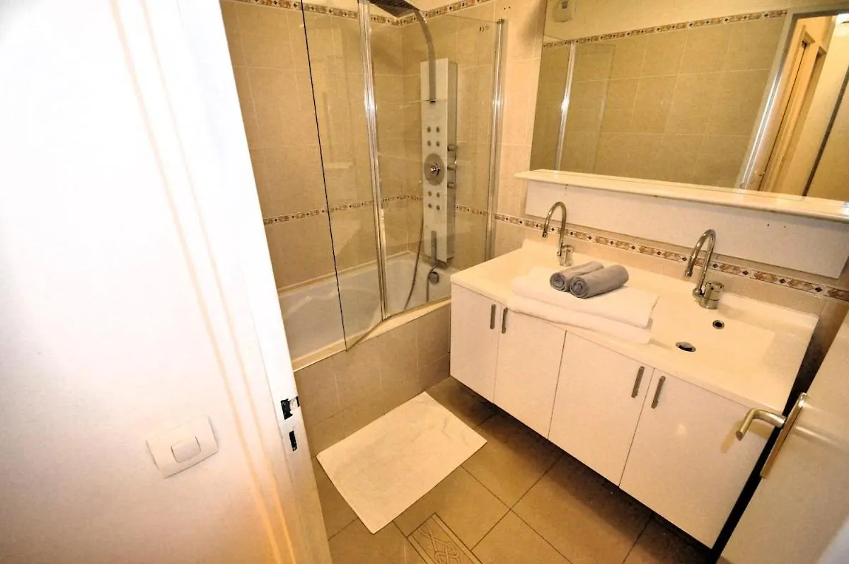 Spacious, Bright Apartment With Private Parking Παρίσι