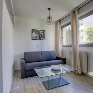 Charming In The Heart Of The 19th Appartement